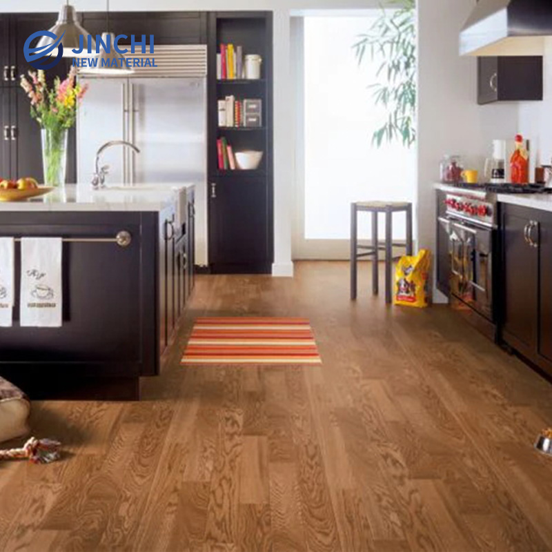 Удобное и привлекательное рулонное напольное покрытие с текстурой дерева.