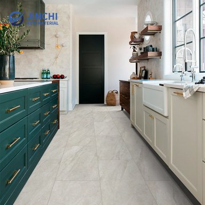 Pavimento em pedra SPC de cor clara e resistente a riscos.