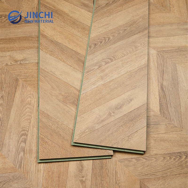 Podłoga laminowana imitująca usłojenie litego drewna w jodełkę