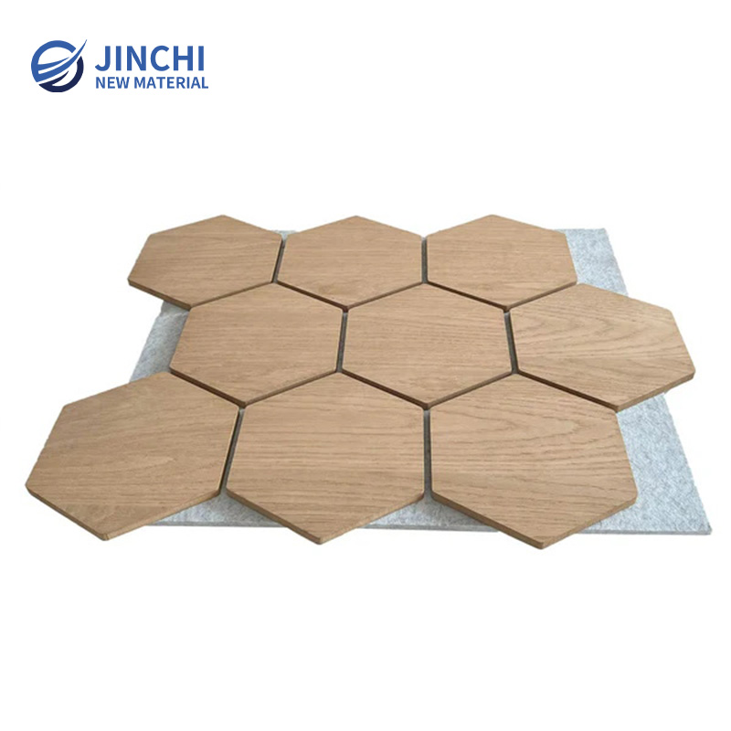 Звукоизолирующие стеновые панели, шестиугольные панели из натурального дуба с серым войлоком.