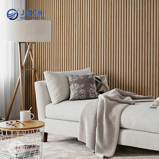 Paneles de pared insonorizados, color roble gris, con lamas acústicas.