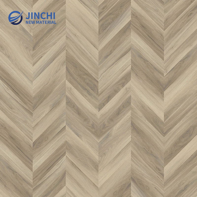 Pavimento in legno massello con motivo a spina di pesce color miele di mandorla.