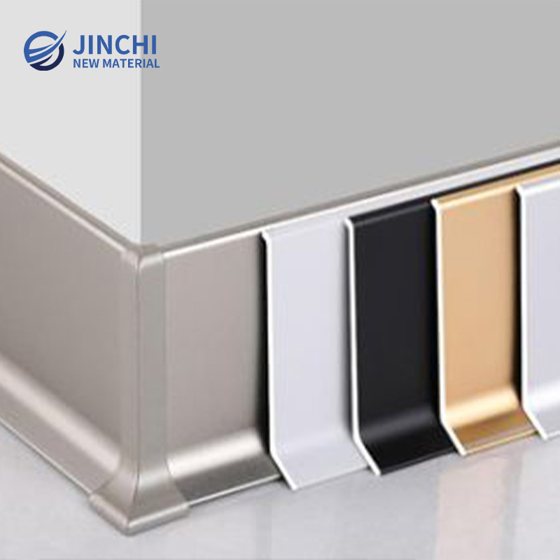 Wandverkleidungen aus Aluminium mit Sockelleisten aus Aluminium