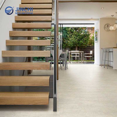 Белое водостойкое напольное покрытие LVT с эффектом металла и имитацией камня, приклеиваемое к основанию.