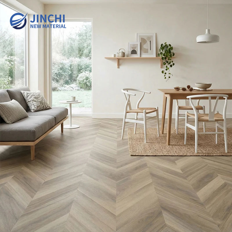 Pavimento in legno massello con motivo a spina di pesce color miele di mandorla.