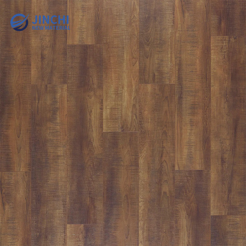 Suelo laminado impermeable de tablones anchos con sistema de clic.