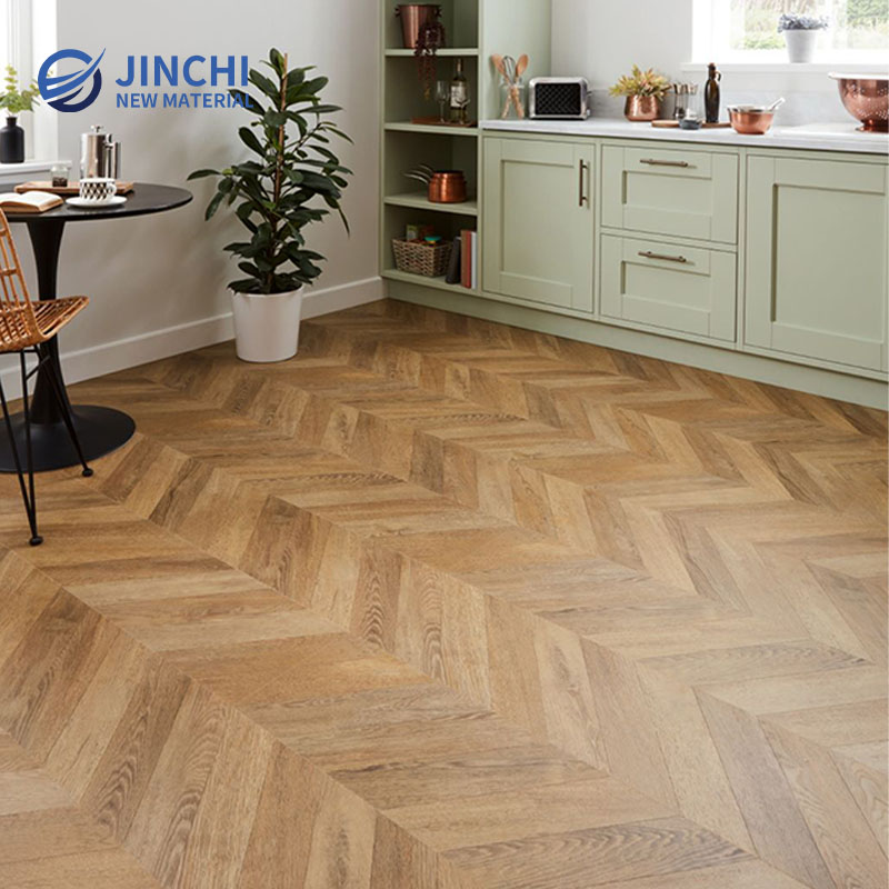 Podłoga laminowana imitująca usłojenie litego drewna w jodełkę