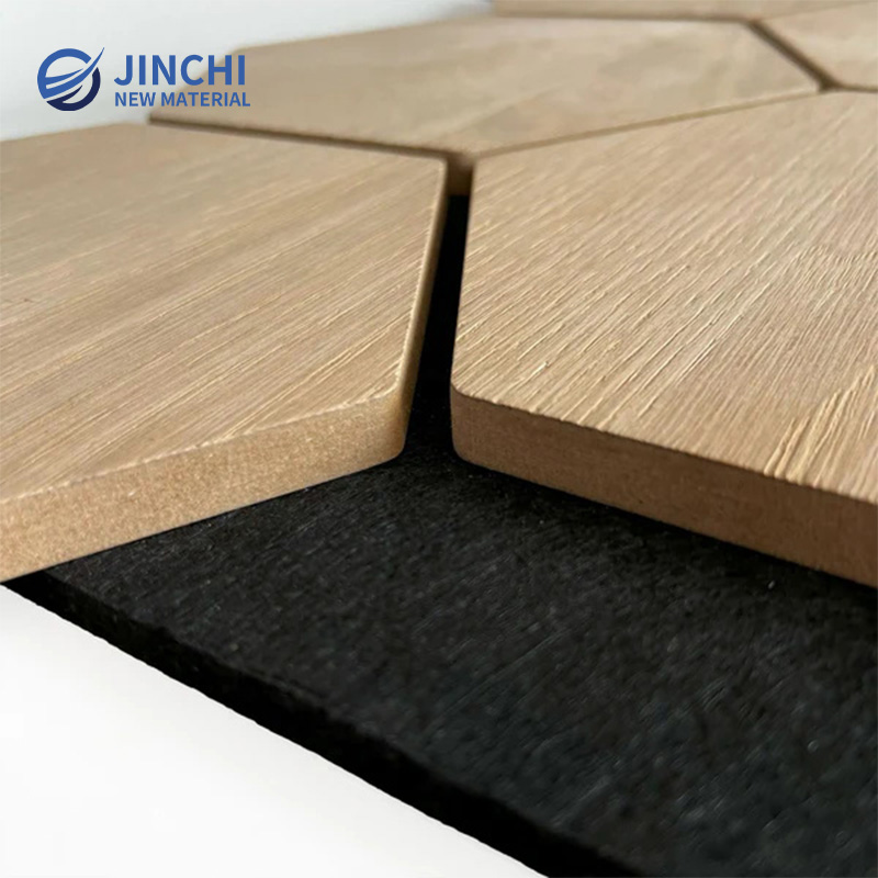 Paneles acústicos hexagonales para paredes, color roble natural.