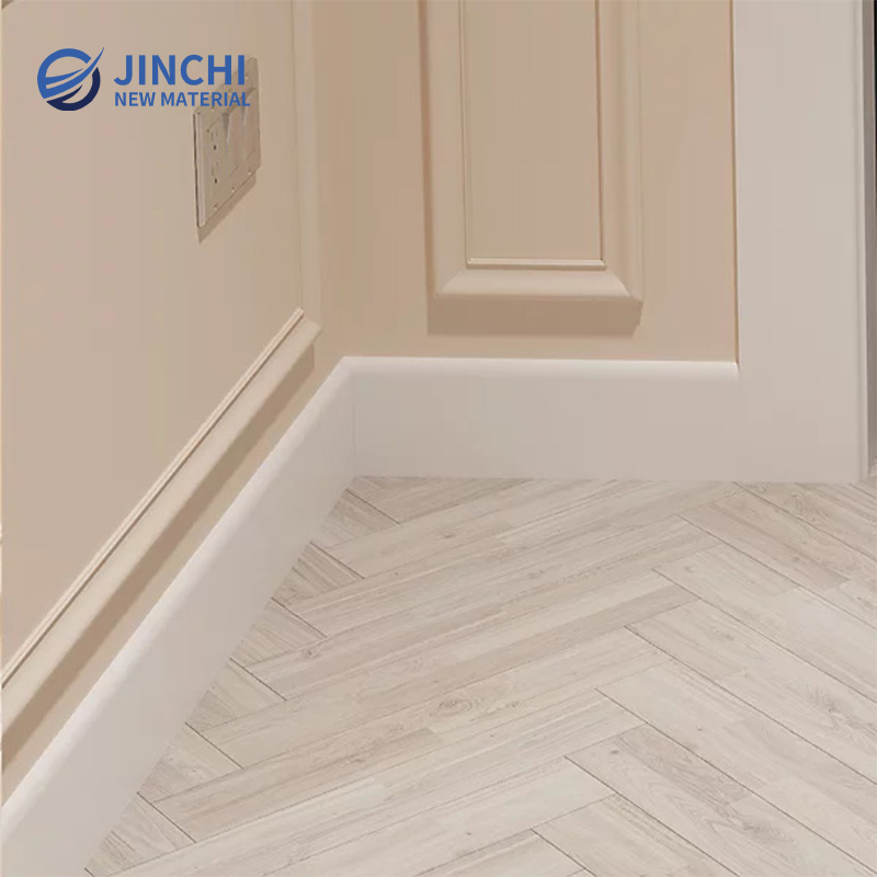 Sauber geschnittene Fußleiste