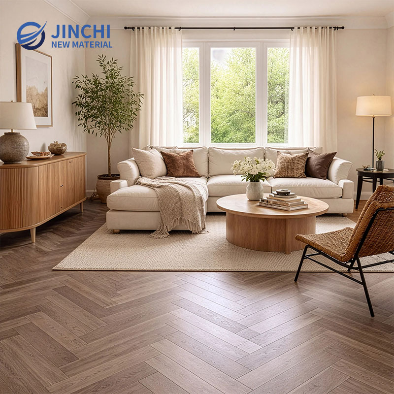 Pavimento in rovere massello bianco con venature a spina di pesce color beige.