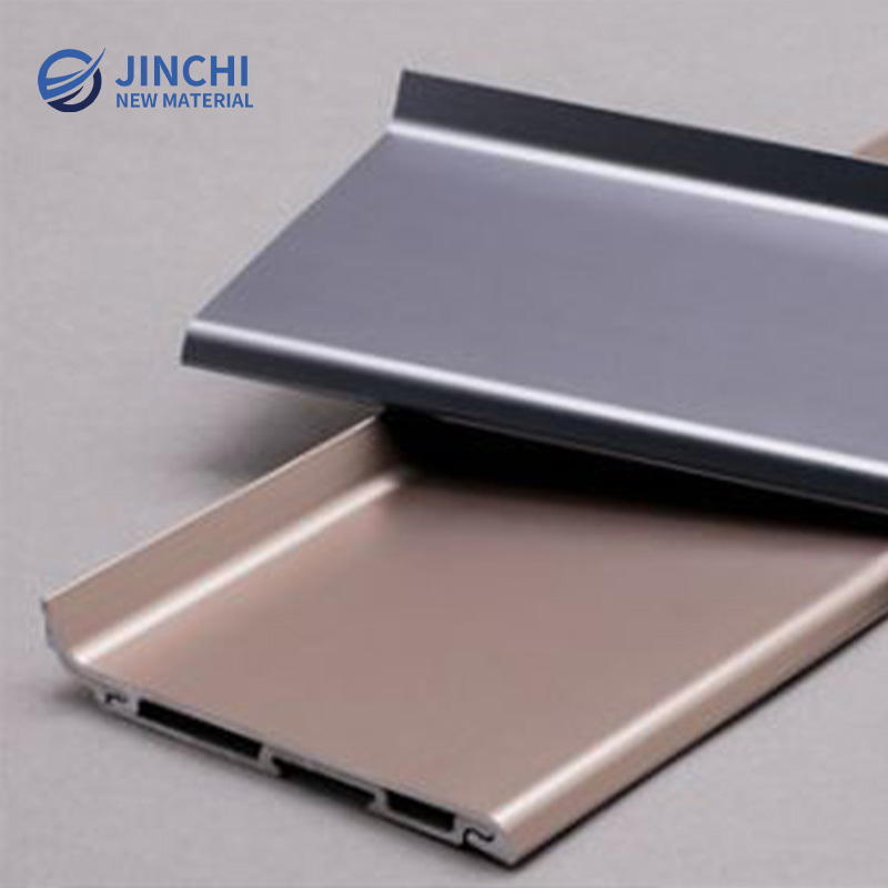 Wandverkleidungen aus Aluminium mit Sockelleisten aus Aluminium