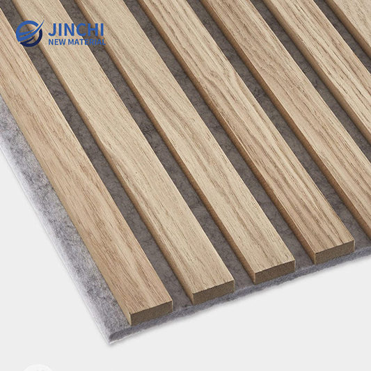 Paneles de pared insonorizados, color roble gris, con lamas acústicas.