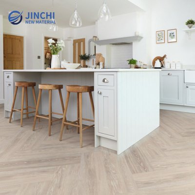 Squisito pavimento in LVT autoadesivo impermeabile color rovere beige.