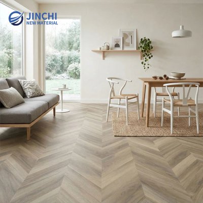 Pavimento in legno massello con motivo a spina di pesce color miele di mandorla.