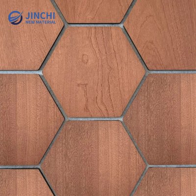 Звукоизолирующие стеновые панели из копченого дуба, шестиугольные, с серым войлоком.